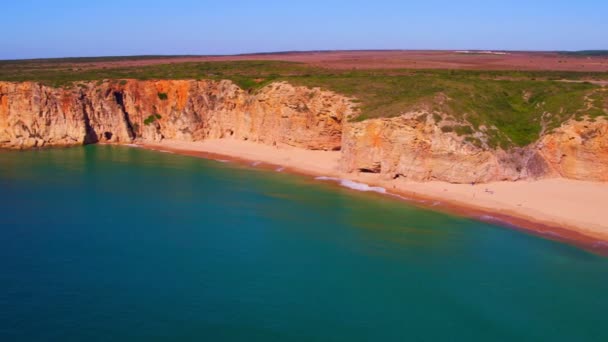 Luchtfoto van natuurlijke rotsen in de buurt van Sagres in Portugal — Stockvideo