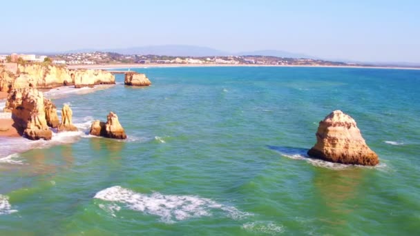 Aerial de rochas naturais em Lagos em Portugal — Vídeo de Stock
