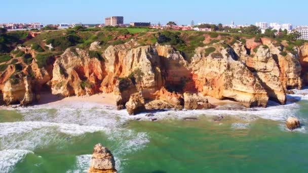 Luchtfoto van natuurlijke rotsen bij Lagos in Portugal — Stockvideo