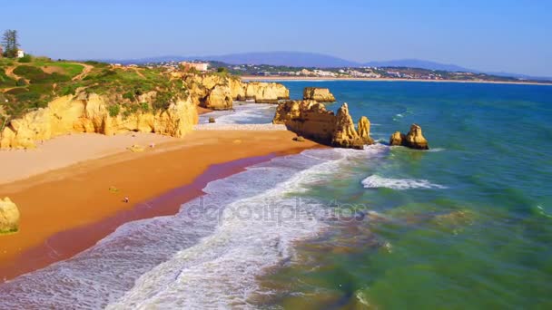 Flyg från naturliga stenar på Lagos i Portugal — Stockvideo