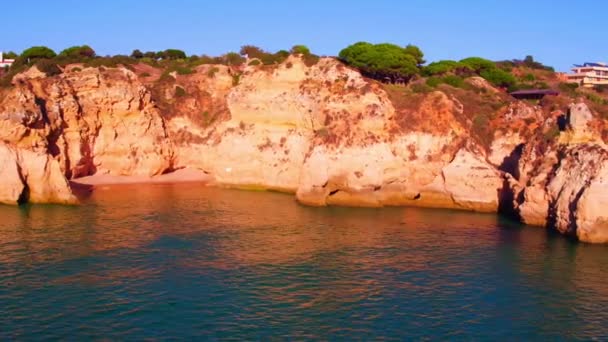 Aérien des roches naturelles à Praia Tres Irmaos à Alvor Portugal — Video