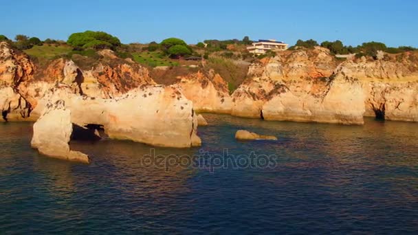 Luchtfoto van natuurlijke rotsen bij Praia Tres Irmaos in Alvor Portugal — Stockvideo