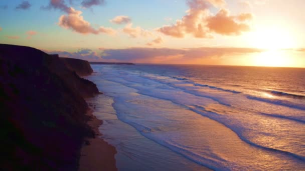 Vue aérienne depuis un magnifique coucher de soleil sur la plage de Vale Figueiras au Portugal — Video