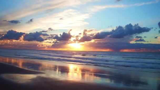 Antena z piękny zachód słońca na plaży Vale Figueiras w Portugalii — Wideo stockowe