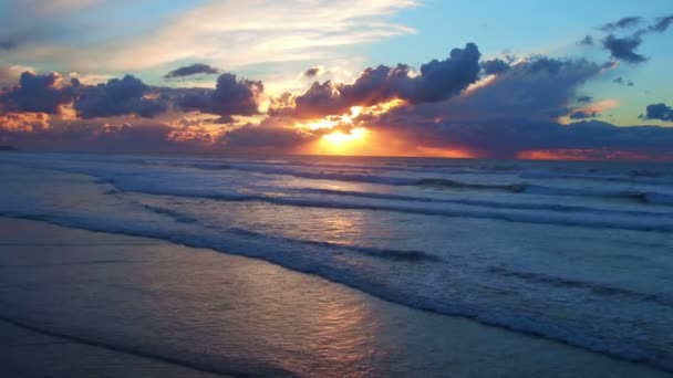 Aéreo de um lindo pôr-do-sol na praia do Vale Figueiras em Portugal — Vídeo de Stock