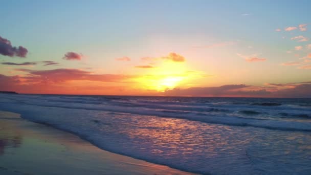 Aéreo de um lindo pôr-do-sol na praia do Vale Figueiras em Portugal — Vídeo de Stock