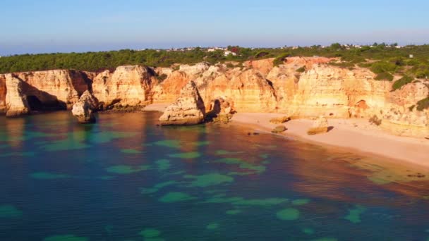 Εναέρια από Praia de Marinha στο το Αλγκάρβε της Πορτογαλίας — Αρχείο Βίντεο