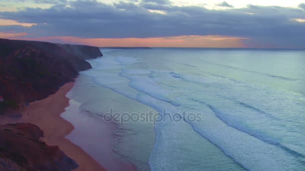 Aérea en la playa de Vale Figueiras al atardecer en Portugal — Vídeos de Stock