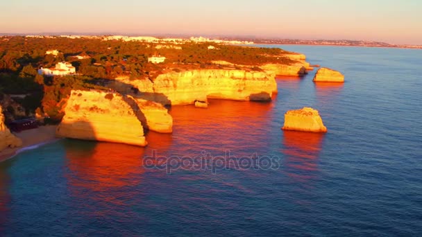 Aéreo na Praia de Marinha no Algarve Portugal ao pôr-do-sol — Vídeo de Stock