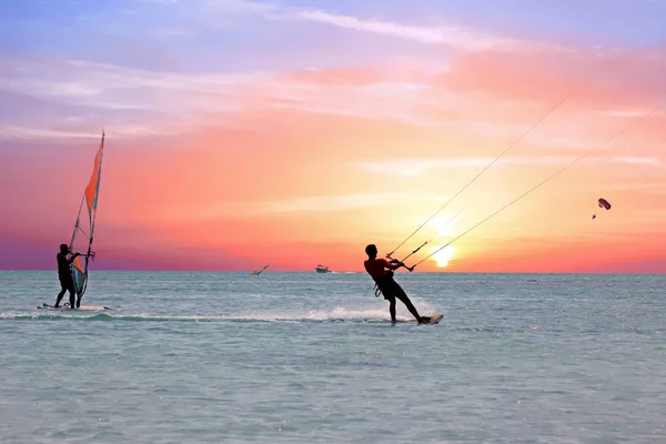 Sports nautiques sur la mer des Caraïbes à l'île d'Aruba au coucher du soleil — Photo