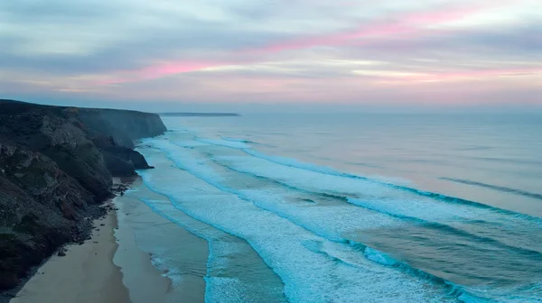 Aérea desde una hermosa puesta de sol en la playa Vale Figueiras en Portug —  Fotos de Stock