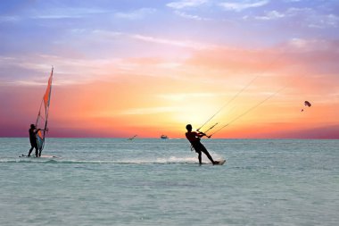 Aruba Island gün batımında thecaribbean denizde su sporları