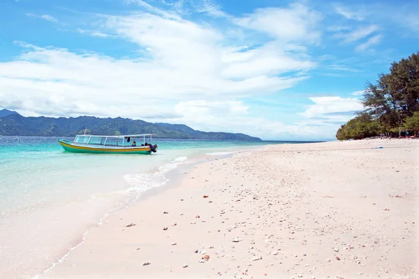 Belle plage sur Gili Meno en Indonésie . — Photo