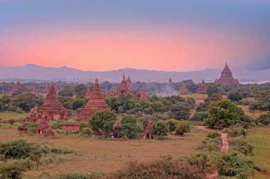 Antik pagodadan Bagan Myanmar kırsal güneşler