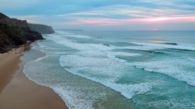 Güzel bir gün batımı Vale Figueiras Beach Portug deki gelen hava