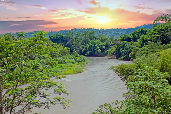 Kali Progo sungai di Jawa Indonesia saat matahari terbenam — Stok Foto