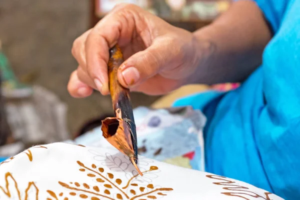 Aquarel van het schilderij op het weefsel te maken van Batik. Batik te maken is — Stockfoto