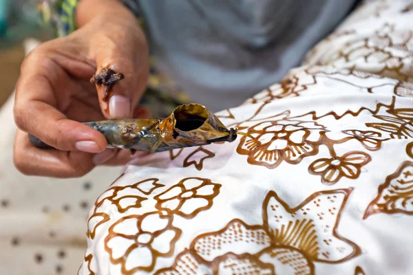 Pintura aquarela no tecido para fazer Batik — Fotografia de Stock