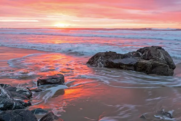 Coucher de soleil incroyable sur l'océan Atlantique au Portugal — Photo