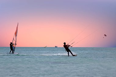 Aruba Island gün batımında thecaribbean denizde su sporları