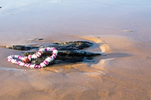 Garland on the beach at the ocean — Stock Photo, Image