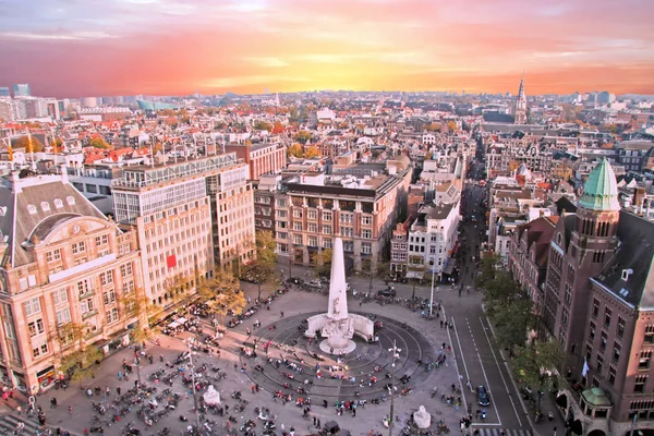 Ciudad escénica de Amsterdam con la presa en los Países Bajos en su —  Fotos de Stock