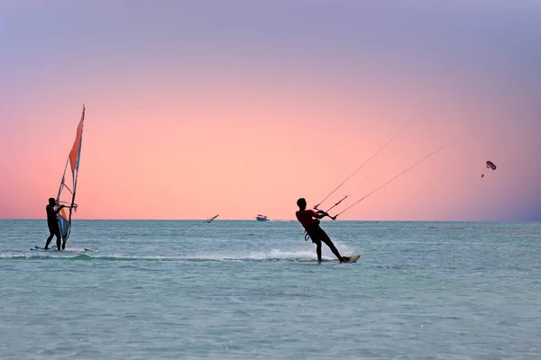 Watersport on theCaribbean Sea at Aruba island at sunset — Stock Photo, Image