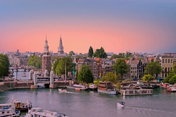 Cidade cênica de Amsterdã nos Países Baixos ao pôr do sol — Fotografia de Stock