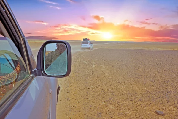 सूर्यास्त पर मोरक्को में सहारा रेगिस्तान के माध्यम से ड्राइविंग — स्टॉक फ़ोटो, इमेज