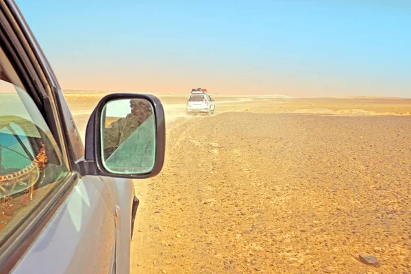 Conduciendo por el desierto del Sahara en Marruecos — Foto de Stock