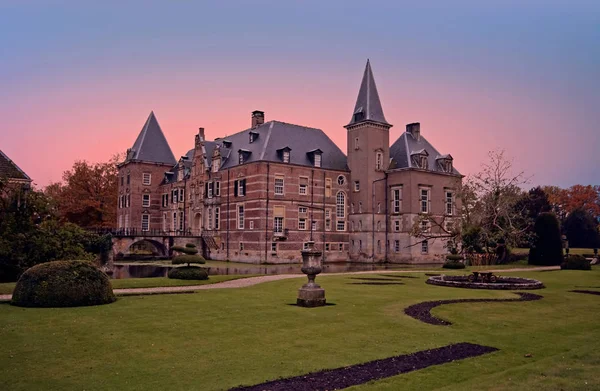 Tarde castillo medieval 'Twickel' cerca de Delden en los Países Bajos en — Foto de Stock