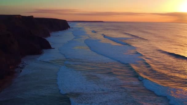 Aereo da un bellissimo tramonto a Vale Figueiras in Portogallo — Video Stock