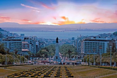 Eduardo VII park Lizbon Portekiz batımında heykeli