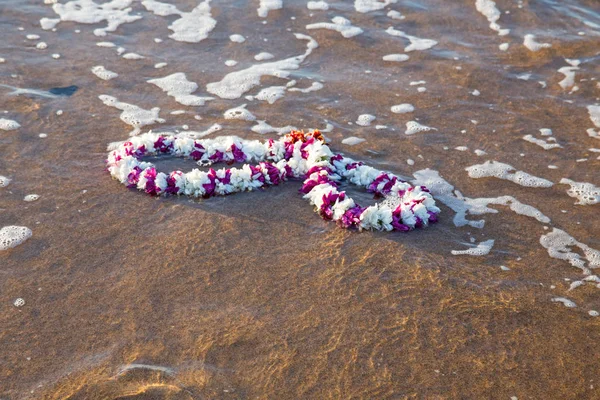 Corona de flores en el agua del océano atlántico — Foto de Stock