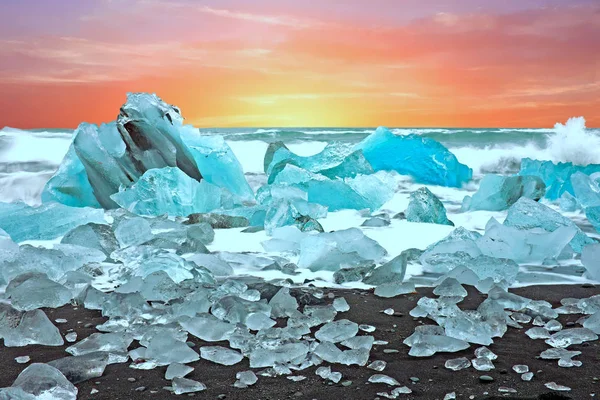 Rocce di ghiaccio su una spiaggia di sabbia nera a Jokulsarlon in Islanda al crepuscolo — Foto Stock