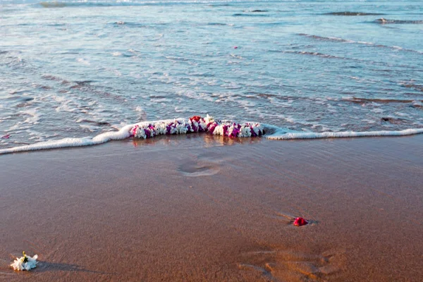 Garland on the beach at the ocean — Stock Photo, Image