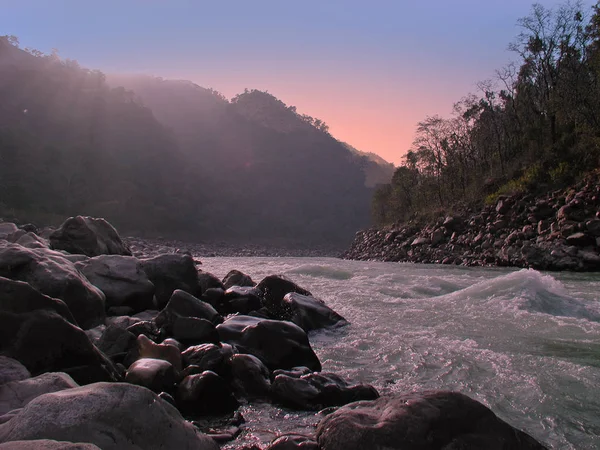 夕暮れ時インドのガンジス川 — ストック写真