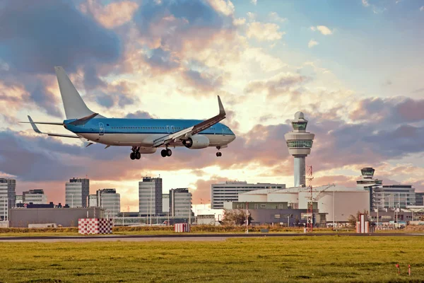 Avião pouso no aeroporto de Schiphol em Amsterdã Países Baixos — Fotografia de Stock