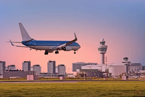 Hollanda Amsterdam Schiphol Havaalanı üzerinde açılış uçak