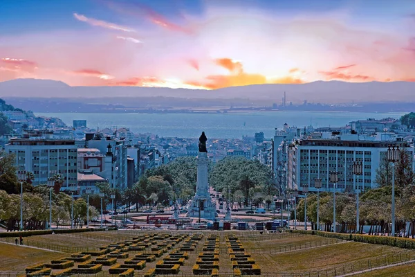 Estatua del parque Eduardo VII en Lisboa Portugal al atardecer —  Fotos de Stock