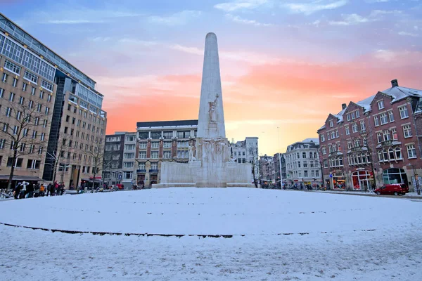 Снежный Дамсквер в Амстердаме Нидерланды с Национальной М — стоковое фото