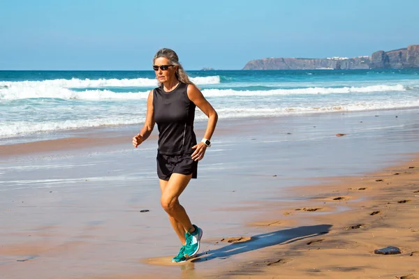 Madura saludable mujer corriendo en la playa —  Fotos de Stock