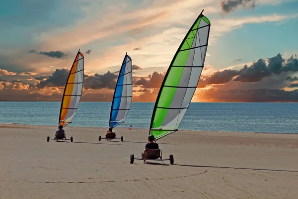 Carri a vela in spiaggia al tramonto nei Paesi Bassi — Foto Stock