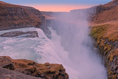 Güçlü Gullfoss şelaleler İzlanda gün batımında