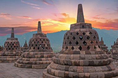 Borobudur Buddist Tapınak Adası Java Endonezya gün batımında