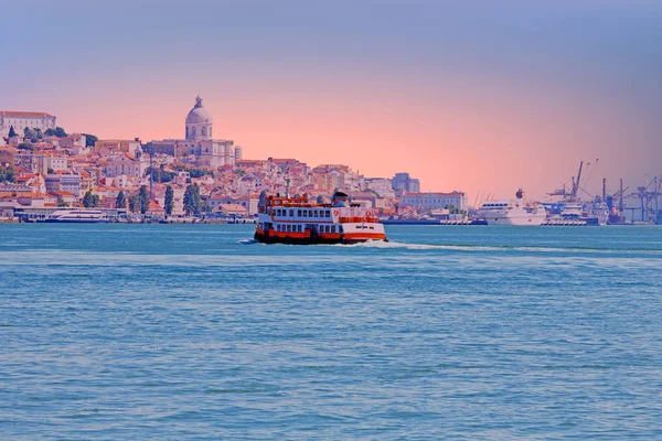 Färjan kryssning på floden Tejo nära Lissabon Portugal — Stockfoto