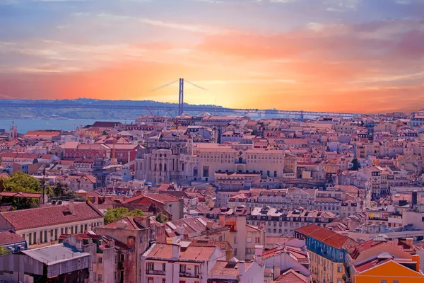 色とりどりのおうちとリスボンで 25 4 橋空撮 — ストック写真