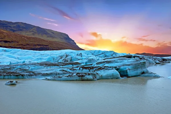 Jokulsarlon, ledovec a jezero na Islandu při západu slunce — Stock fotografie