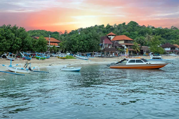 Porto em Padangbai em Bali Indonésia ao pôr-do-sol — Fotografia de Stock