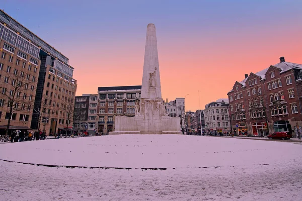 Snowy Damsquare in Amsterdam the Netherlands with the National M — Stock Photo, Image